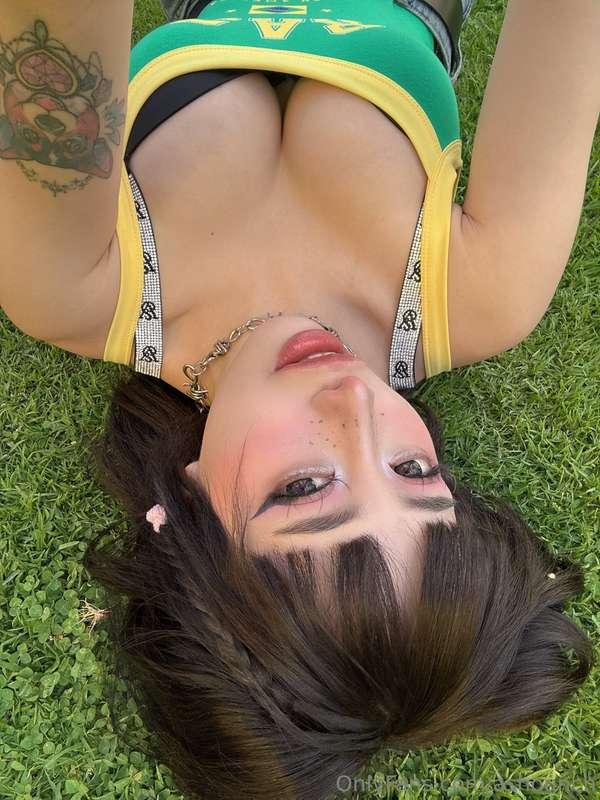 🌿✨ Hoy me sentí como una flor bajo el sol~ ✨🌿Aquí, recostada..