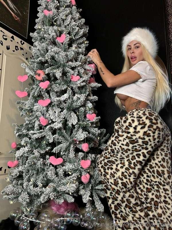 Wanna help me decorate my Christmas tree? 😘