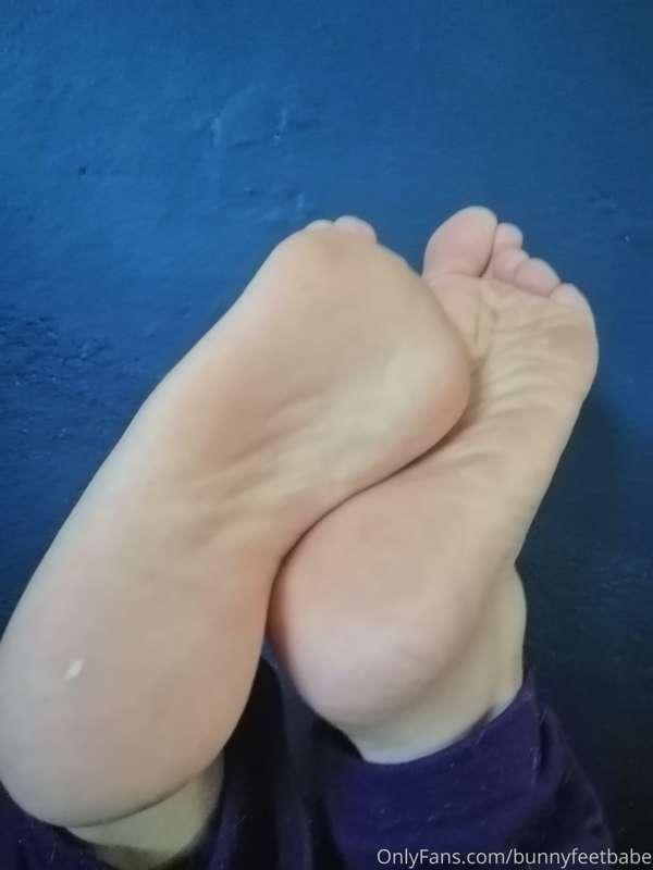 I want you to lick this dirty soles.