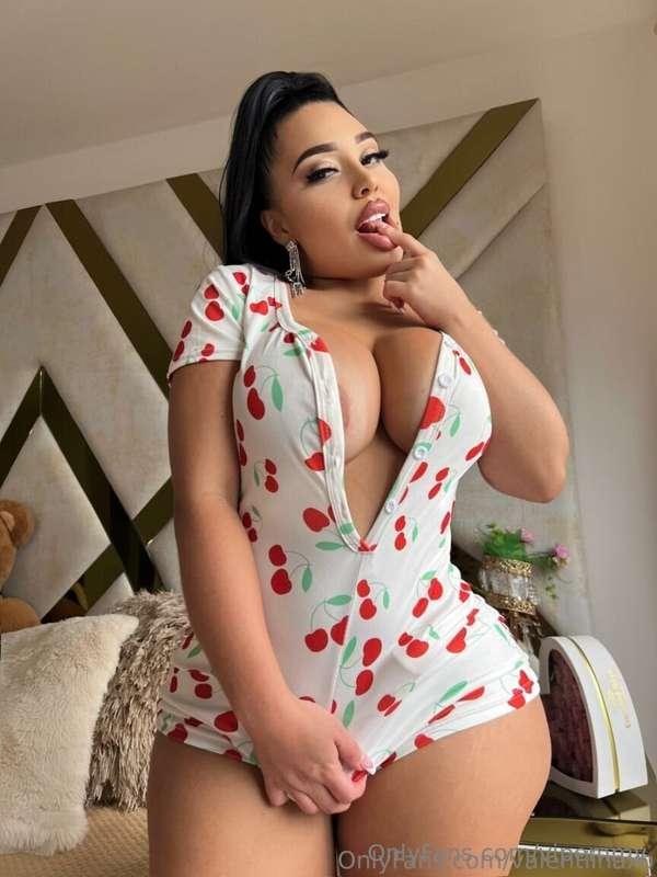 🎁Free subscription🎁 This gorgeous @valentiinaxo with huge fo..