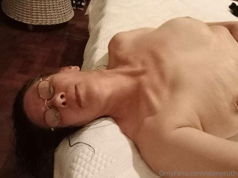 I want to have a good cock in my mouth right now 😈😈