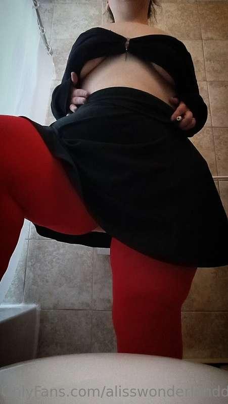 Underboobs and upskirt 😘