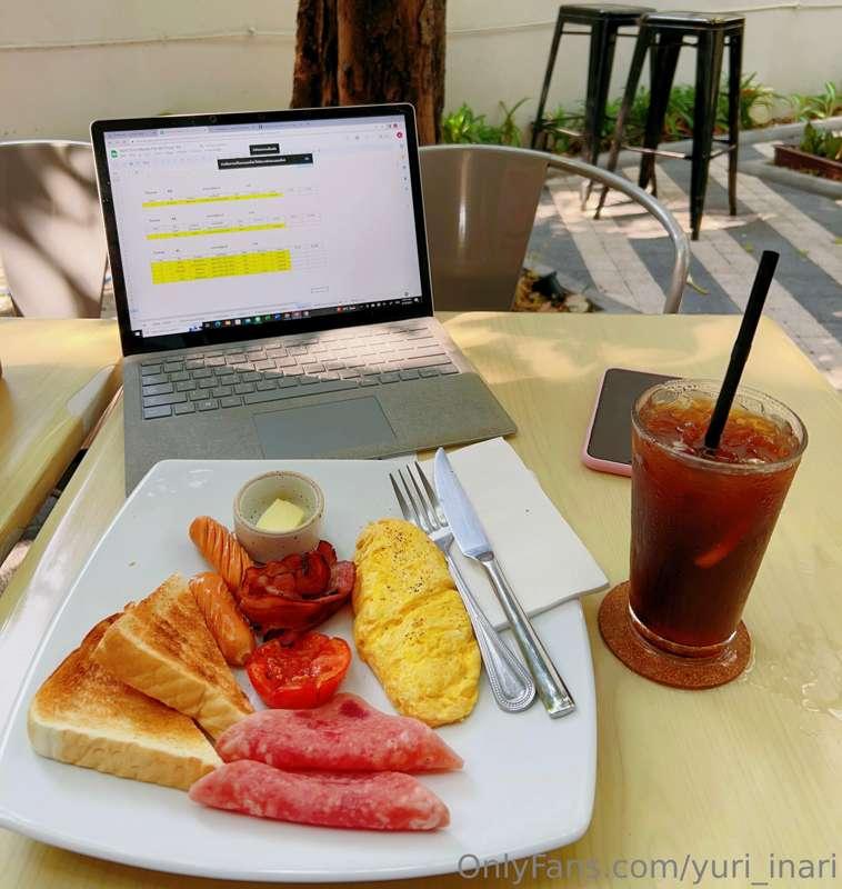 Take breakfast and work 🍽️ 💻