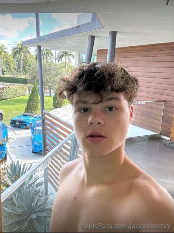 How you doin today? DM me if you want some spice 🥵