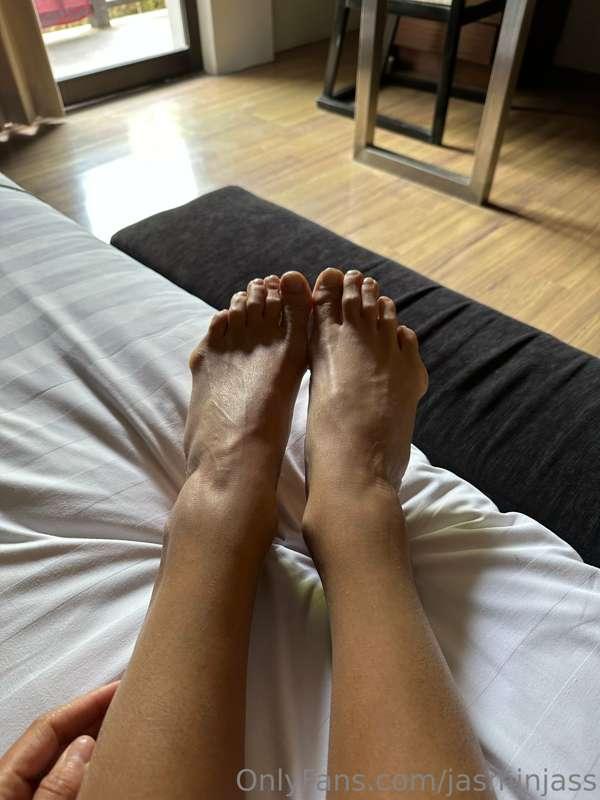 who like my feet  here mmm??
