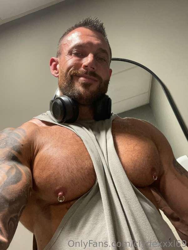 Chest pump so insane it holds my tank in place 👌