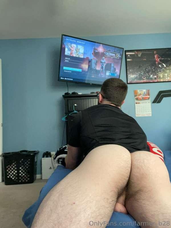 Who wants to play video games with me 😁