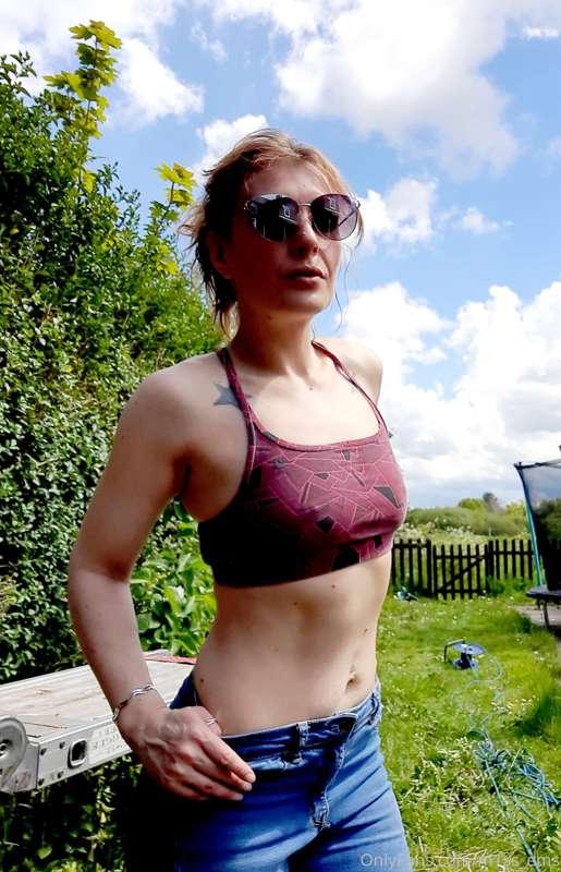 Today I'm gardening 🌤

(Not bikini weather unfortunately)