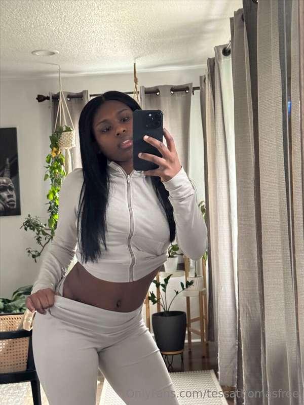 This outfit is about 2 seconds away from giving up 😏