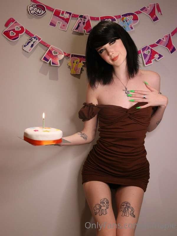 ITS MY BIRTHDAY!!!!! 🎉🎉🎉🎉 SEND DEM TIPS!! hahhaha no i’m jk ..