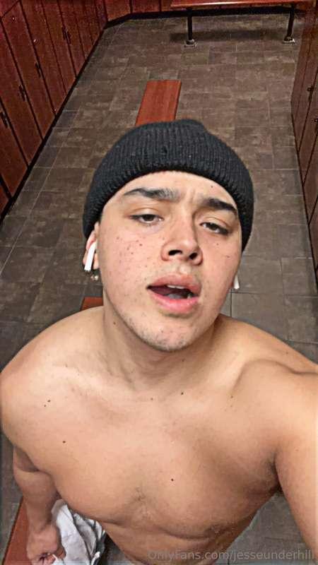 horny after a late night workout 💦 checkout my mass message ..