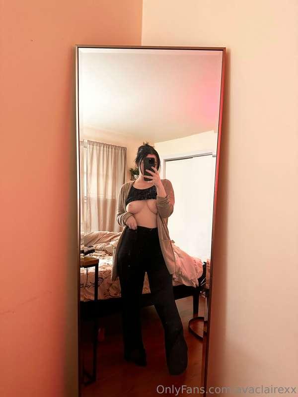 Dirty mirror, dirtier gal 🤭