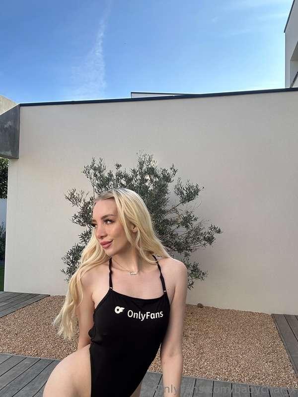 Tell me I’m your favorite fantasy 🖤