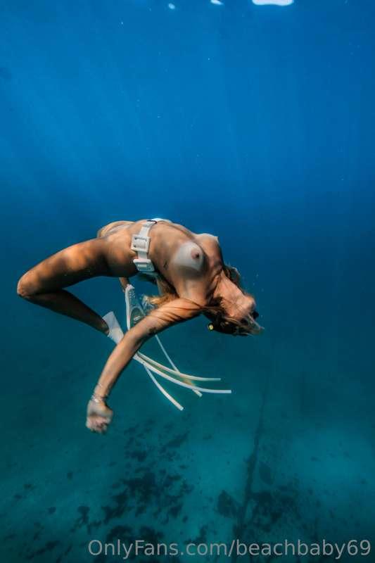 some NEW NEW underwater nude freediving pics... just sent th..