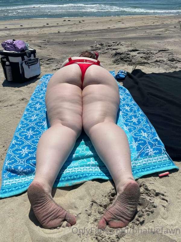 Suns out buns out 🌞 the next beach pics I’ll be posting with..