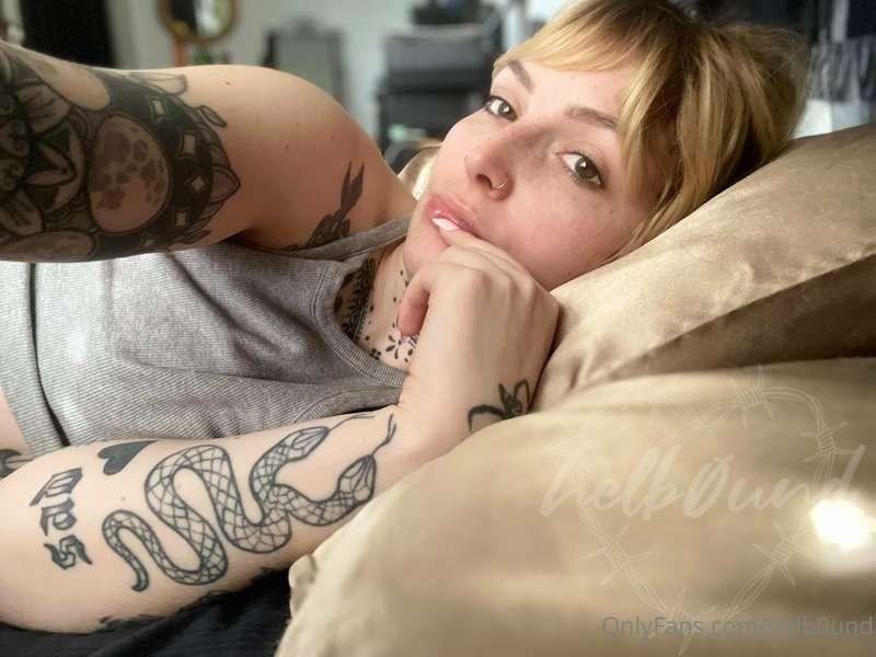 POV you wake up next to me and I immediately start talking a..