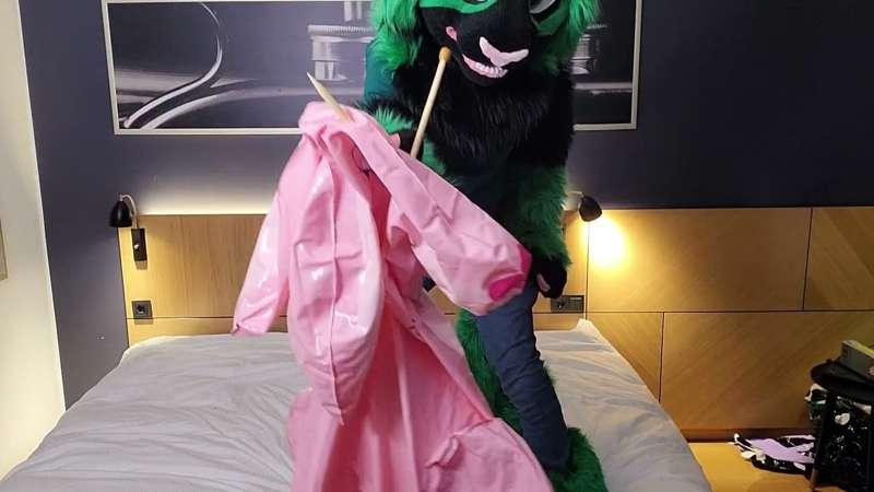 Taking down the roo >:3