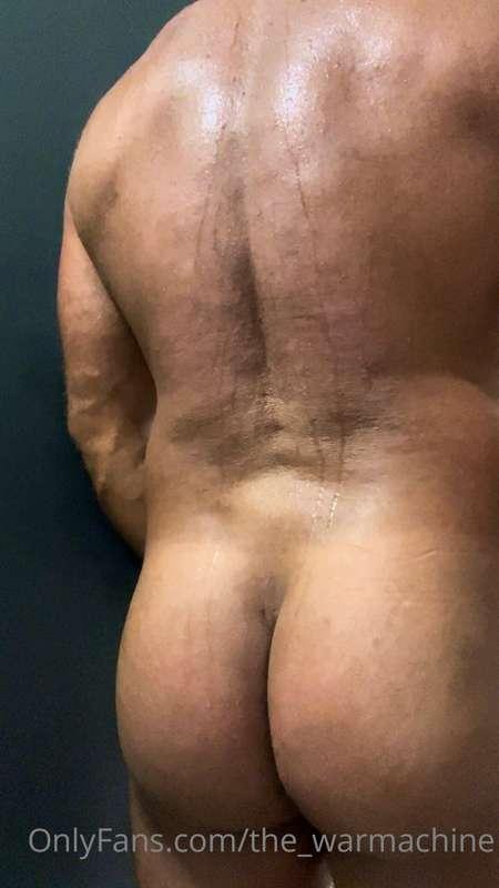 Back sweat making its way into my crack after hammies sessio..