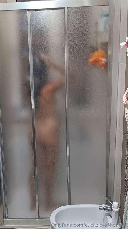 La @hotlella in doccia, tra toccatine e penetrazioni con dil..