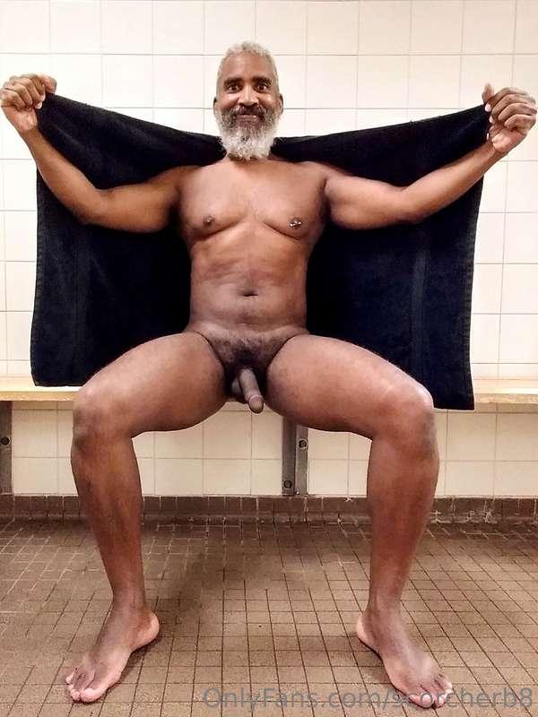 Happy Towel Tuesday!  #beard #musculardaddy #gay #feet #gayc..