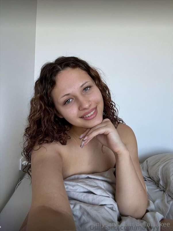 Oooh so sexy…💦🔞 @maryyyleee has something really wet and dee..