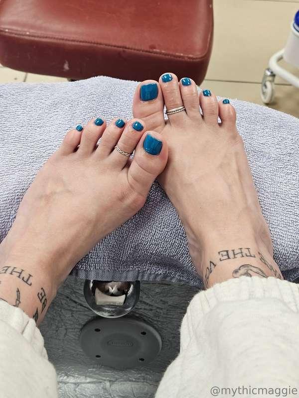 Brand new pedi! 💙 swipe to the last pic for bare toenails du..