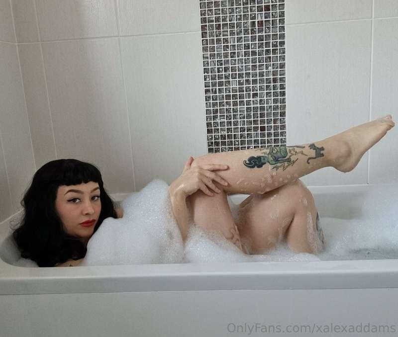 bathtime video uploading tonight 😍💦