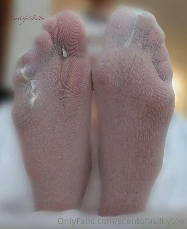 🌷 My toes love the silkiness, but they want to break free ⛓ ..
