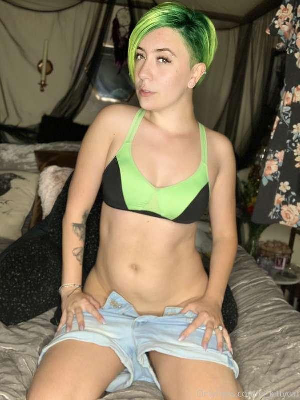 Scroll to lift up my sports bra and pull down my shorts 💚✅
