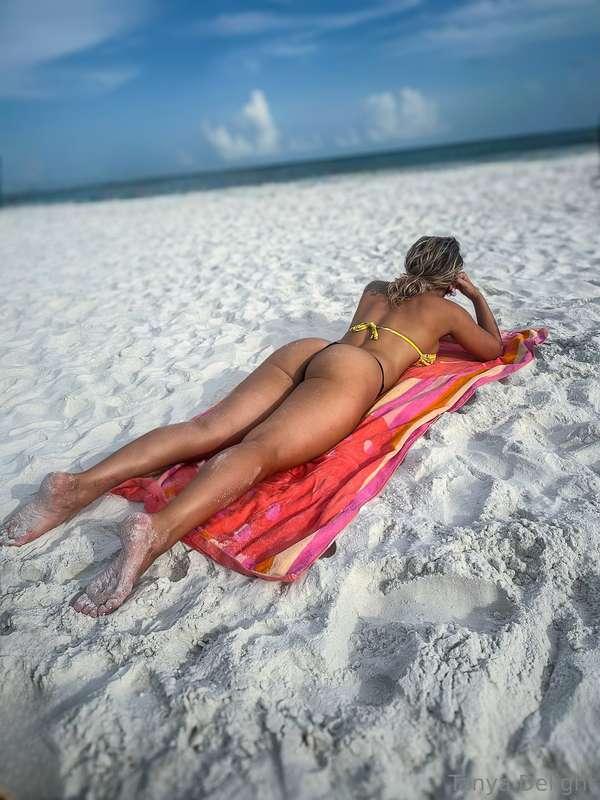 😈🍑 I don’t just turn heads; I make you stop in your tracks! ..