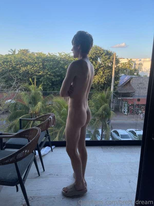 Letting it ALL hangout 👅