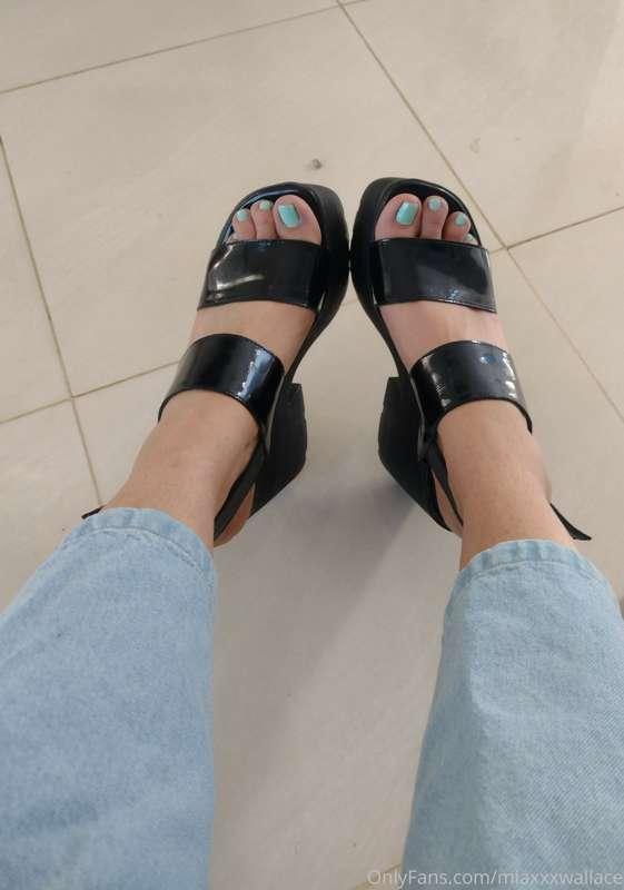 👣