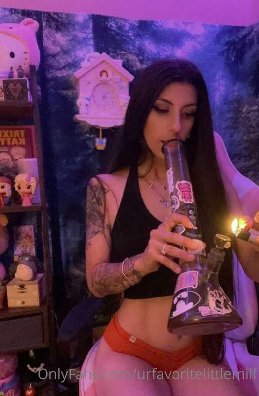 Feeling myself 🥵🧡😚💨 cute panties, tight pussy & a little sto..