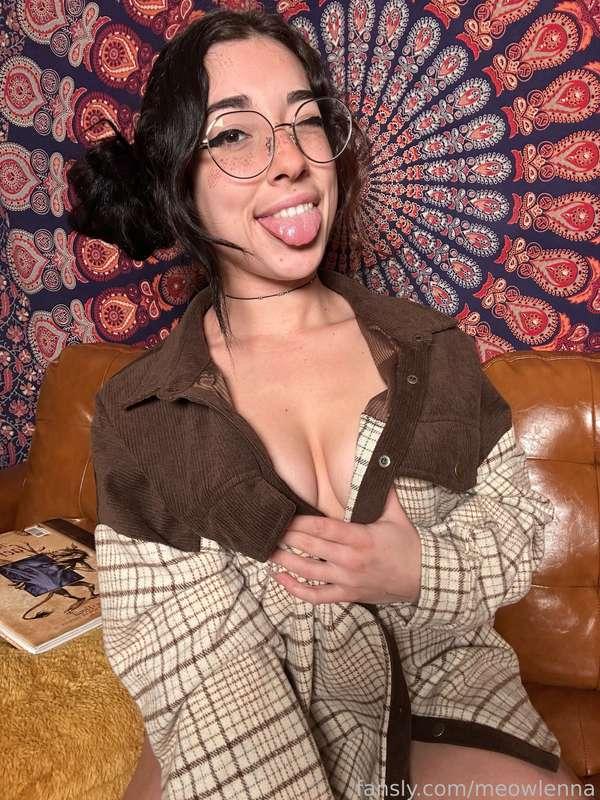 can i be your sexy little book slut🤭💕
i promise to put my mouth to work on you after talking your ear off🥰