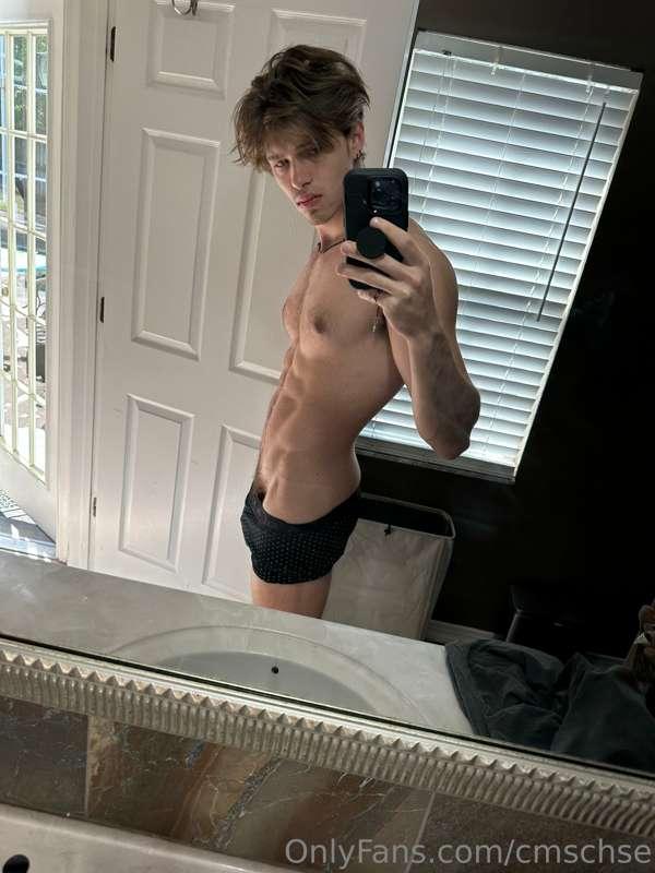 How many abs do you see?