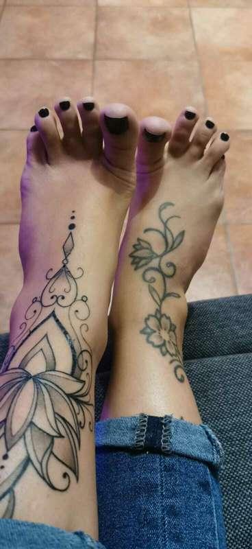 Sono molto brava ad usare i miei piedini tatuati.. 😜❤️‍🔥