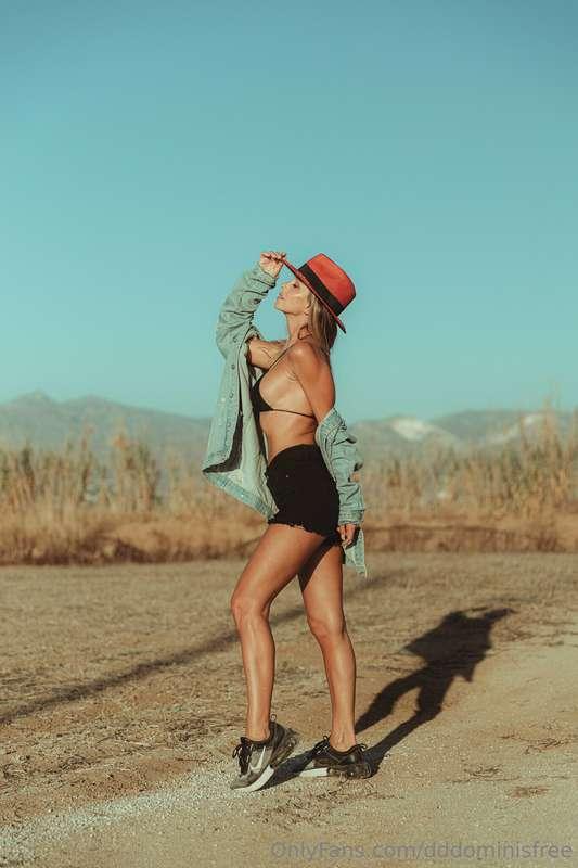 Legs, lips, and attitude 💋😏🔥