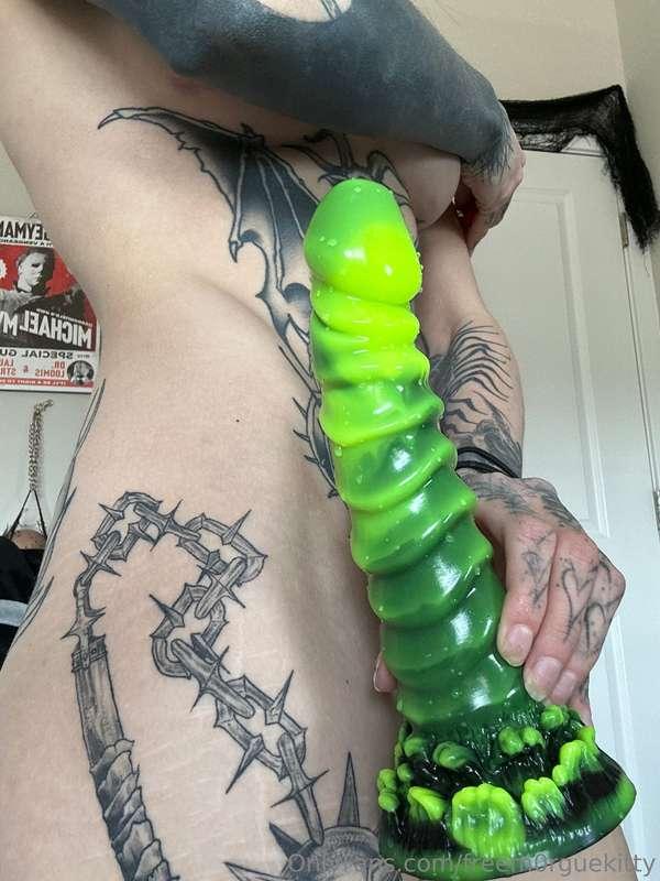 i put extra lube so it gets superrr messy 😈 the pussy sounds..