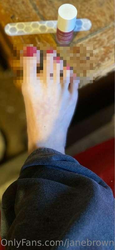 Freshly painted toes! Like for the uncensored pictures! Momm..