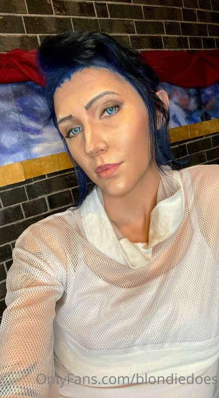 Selfie 1 or 2? I know her name is Caitlyn from Arcane but I ..