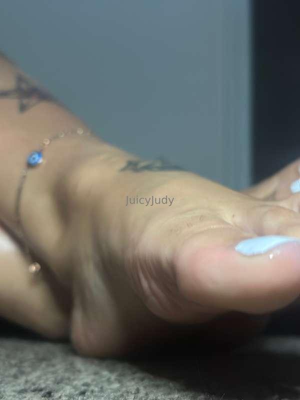 Wish I could stroke your dick with these soft soles 👣 