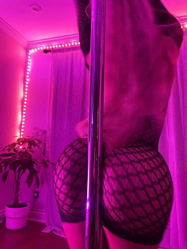 Would you buy a lap dance from me? @pradabarbi3 🖤
