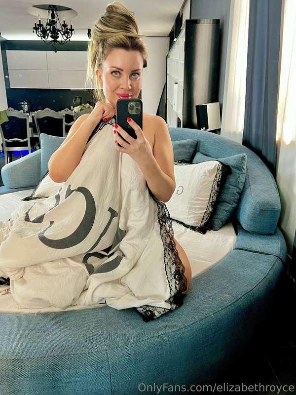 💋 I woke up feeling playful today, even my blanket couldn’t ..