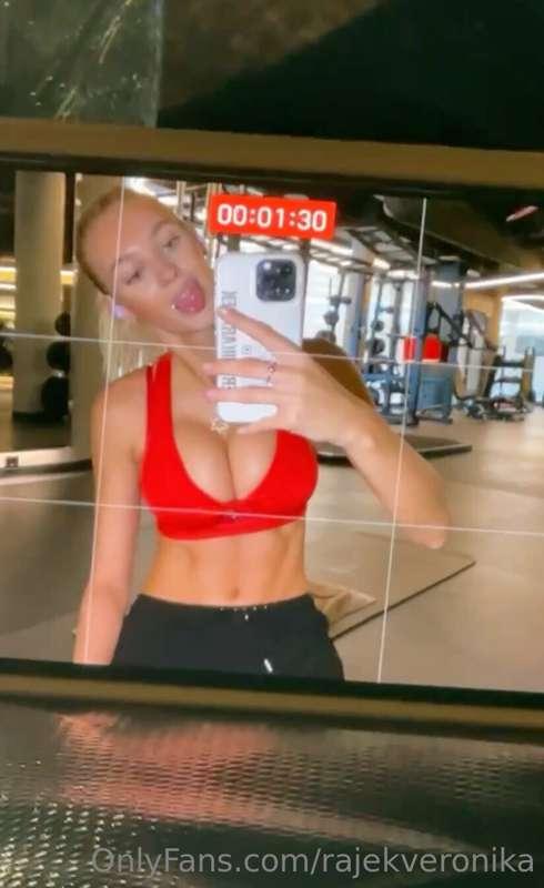 Cum workout with me? 👅💦