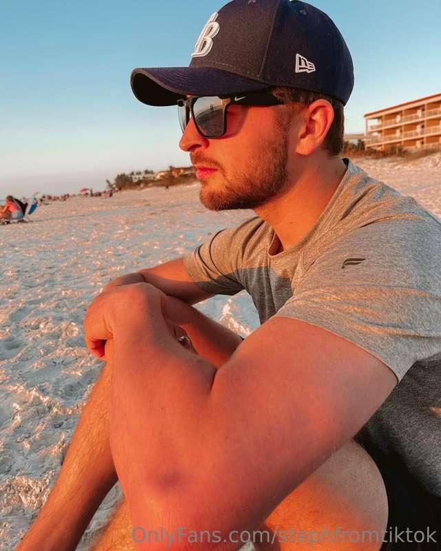Chillin 😎Hmu 🤙