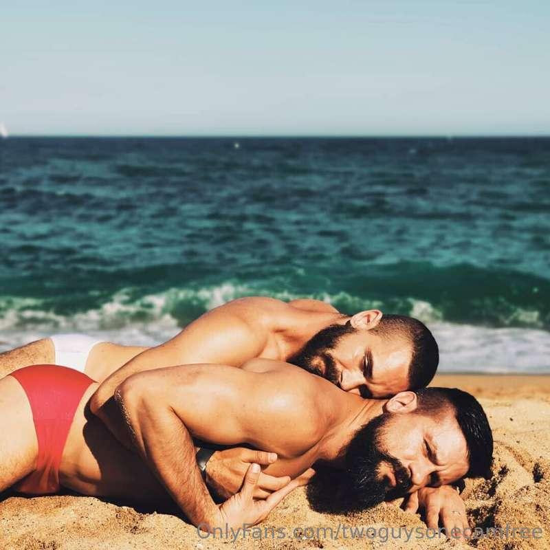 Do you want to do some spooning on the beach? 😉
Follow our p..