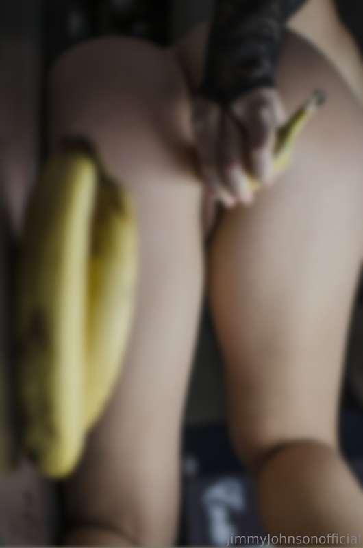 "Banane insertion"  🍌

Photographe / @jimmyjohnsonofficial

..