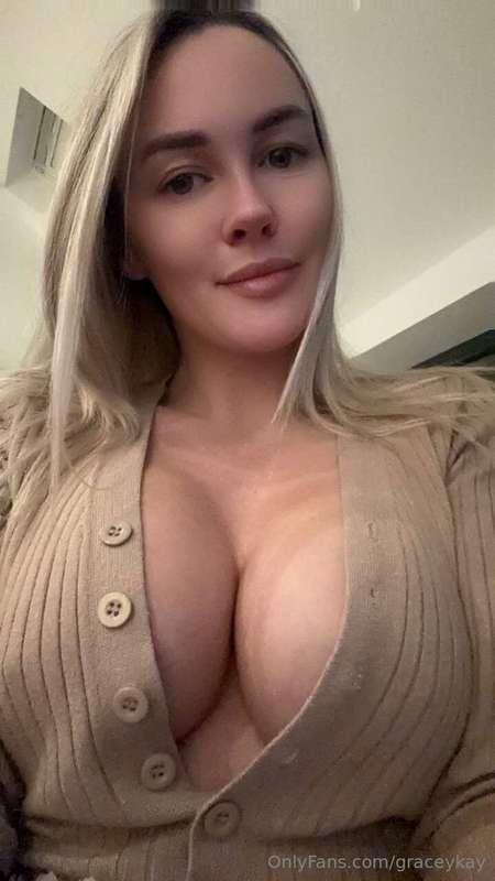 Slide your dick between my tits 🍆