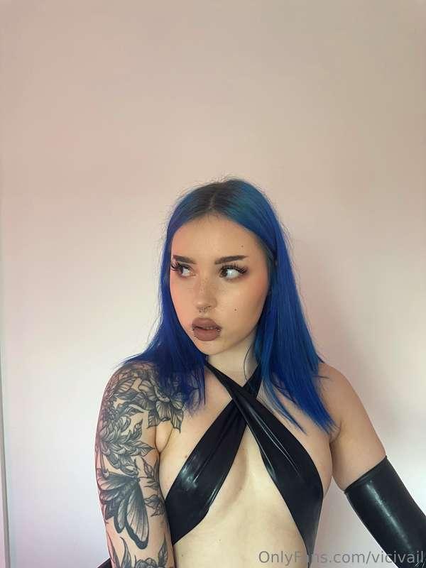 Hello to all my new playthings 🖤 im curios, where did you fi..