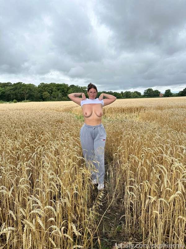 I literally look like I was photoshopped into a cornfield 🙊 I haven’t, I’m legit in there 😆